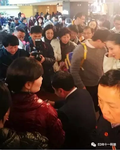 15-讀者排隊(duì)等候簽名，把趙振元圍得水泄不通.webp.jpg