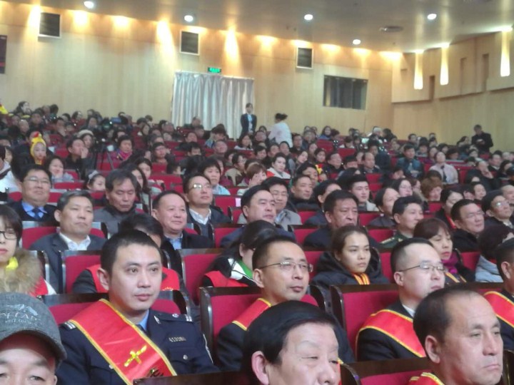 2-趙振元同志與袁三軍市委書記、市人大主任李明楨、市政協主席談得勝、駐鞏義部隊首長等一起觀看晚會.jpg